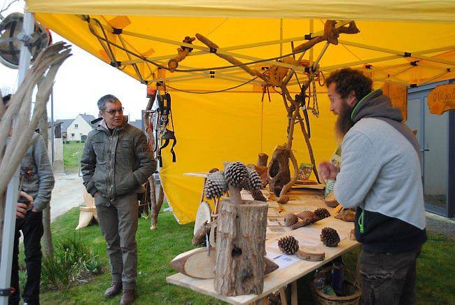 Des amateurs passionnés devant les étals.O fil des arbres, une nouveauté attrayante. 
